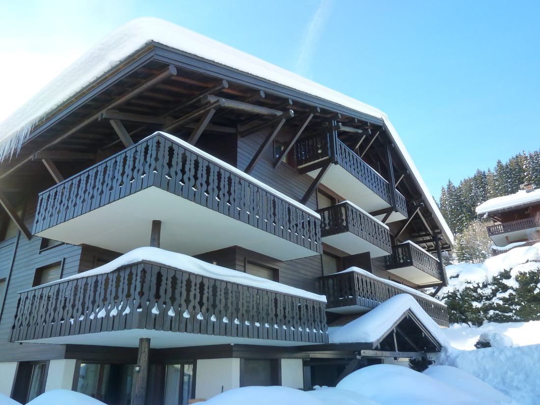 Façade et balcons du chalet sous la neige
